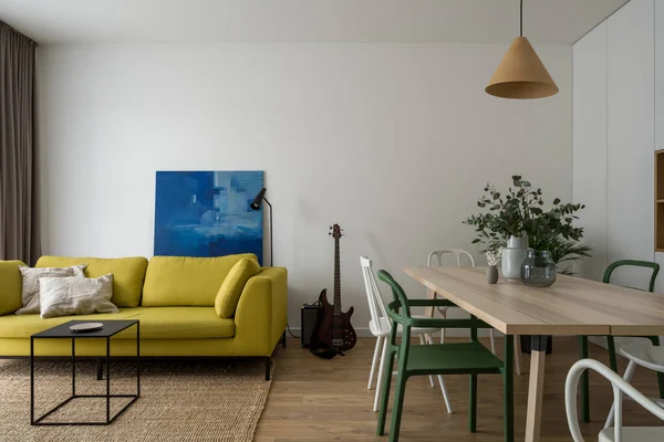 Apartamento Con Sala Estar Moderna Elegante Con Cómodo Sofá Amarillo —  Fotos de Stock