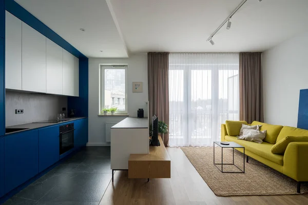 Moderne Wohnungseinrichtung Mit Modern Gestalteter Küche Mit Blauen Schränken Offen — Stockfoto