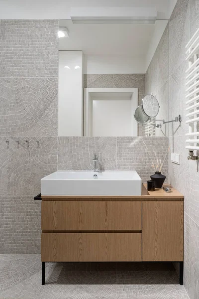 Bagno Elegante Moderno Con Pavimenti Rivestimenti Decorativi Fantasia Elegante Lavabo — Foto Stock