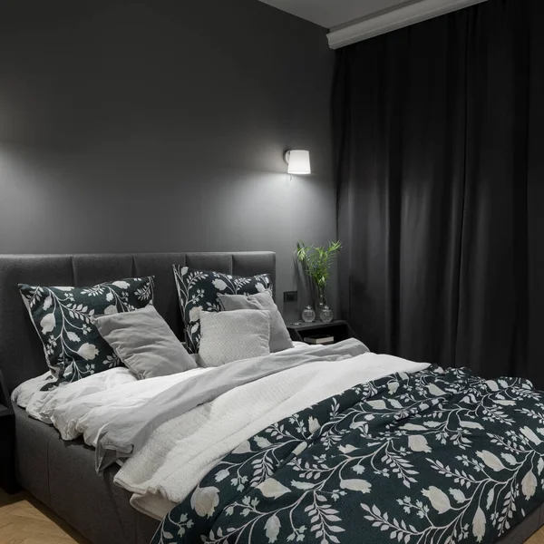 Big Comfortable Bed Stylish Dark Bedroom Gray Walls Curtains Nice — Fotografia de Stock