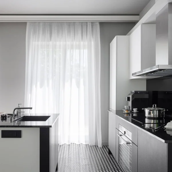 Moderna Cocina Blanco Negro Con Grandes Ventanales Detrás Cortinas Blancas — Foto de Stock