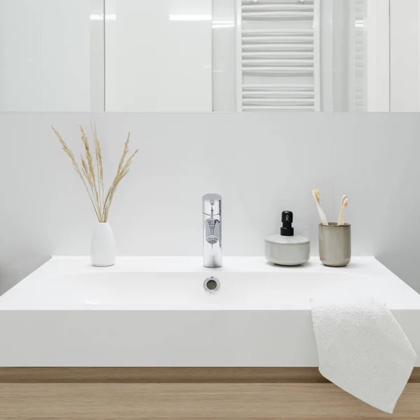 Close Lavatório Banheiro Clássico Branco Com Decorações Sob Espelho — Fotografia de Stock