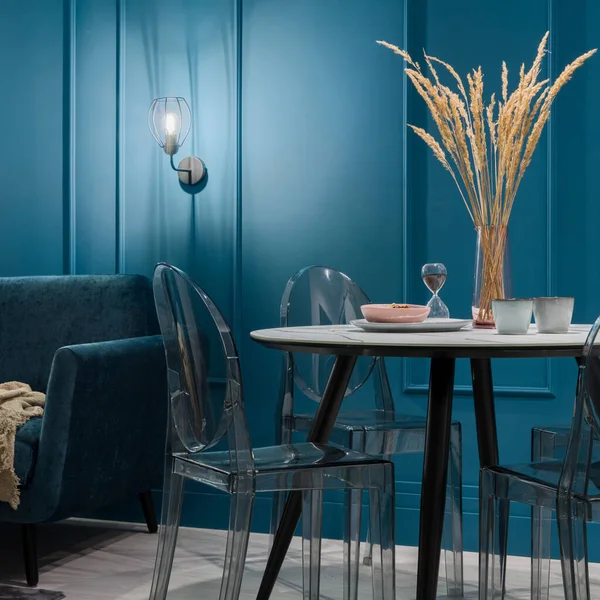Modernt Matbord Med Snygga Plaststolar Trevligt Vardagsrum Med Gråblå Väggar — Stockfoto