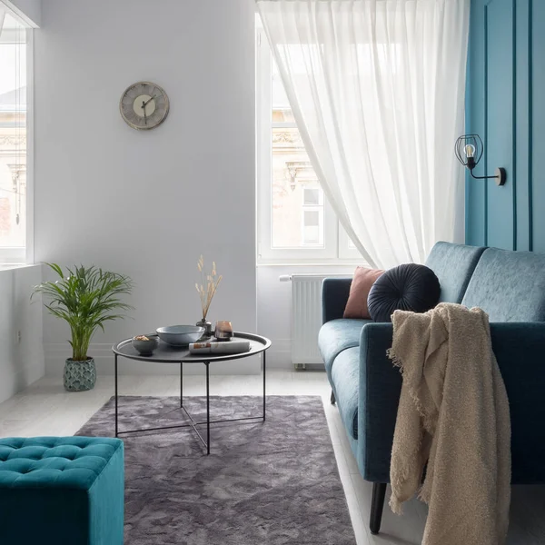 Charmantes Kleines Wohnzimmer Mit Blauem Sofa Quadratischem Hocker Und Schlichtem — Stockfoto