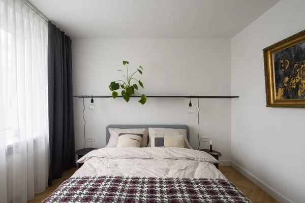 Helles Und Einfach Gestaltetes Schlafzimmer Mit Kunst Fenster Und Gemütlichem — Stockfoto