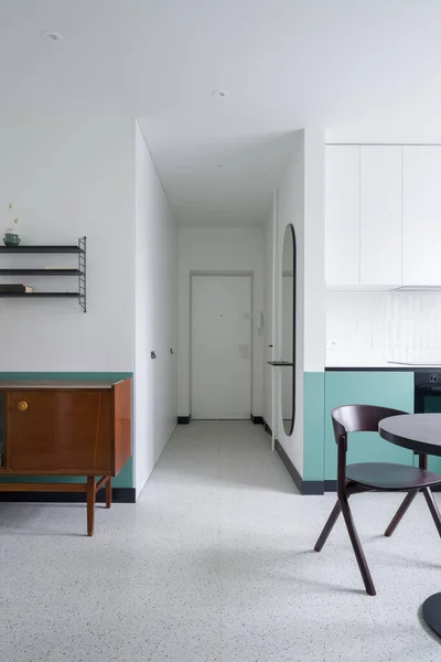 Vista Desde Elegante Luminosa Cocina Con Mesa Comedor Pasillo Con — Foto de Stock