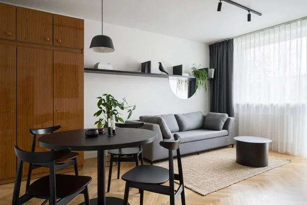 Eklektisches Wohnzimmer Mit Modernem Schwarzem Esstisch Mit Stühlen Stilvoller Couch — Stockfoto