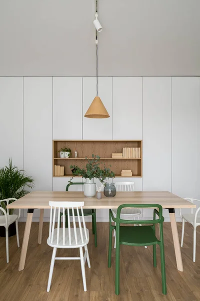 Comedor Diseño Moderno Con Mesa Madera Simple Varias Coloridas Sillas —  Fotos de Stock