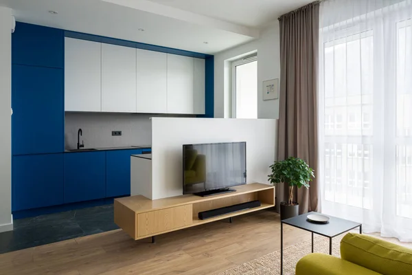 Moderne Küche Mit Weißen Und Blauen Möbeln Offen Für Kleines — Stockfoto