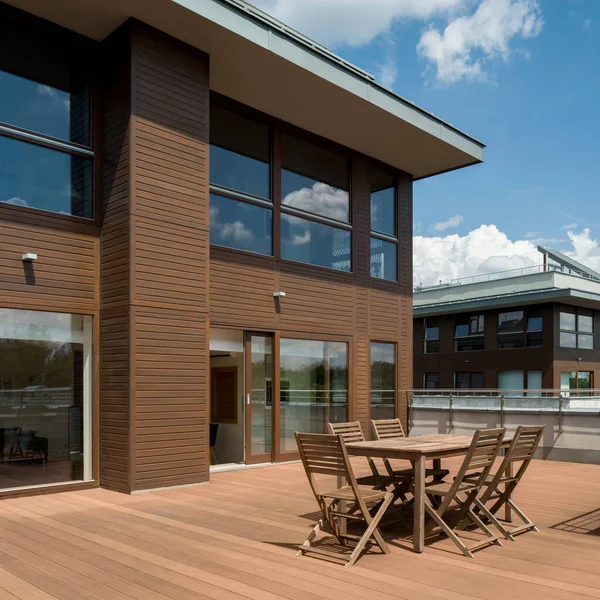 Ampia Terrazza Con Pavimento Legno Sedie Tavolo Moderno Edificio Residenziale — Foto Stock