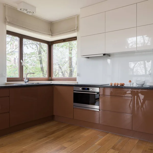 Spacious Modern Kitchen Wooden Floor Big Window Brown White Furniture — Stok fotoğraf