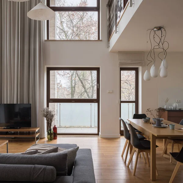 Elegante Lujosa Sala Estar Con Mesa Comedor Increíbles Ventanas Grandes — Foto de Stock