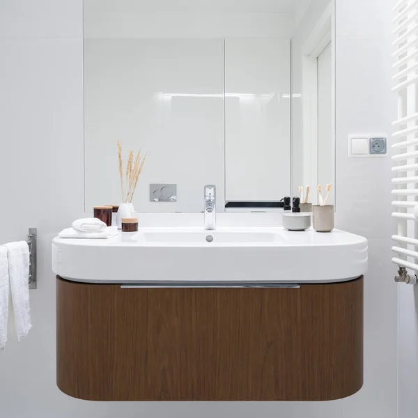 Großaufnahme Eines Stilvollen Und Großen Badezimmers Mit Holzschublade Großem Spiegel — Stockfoto