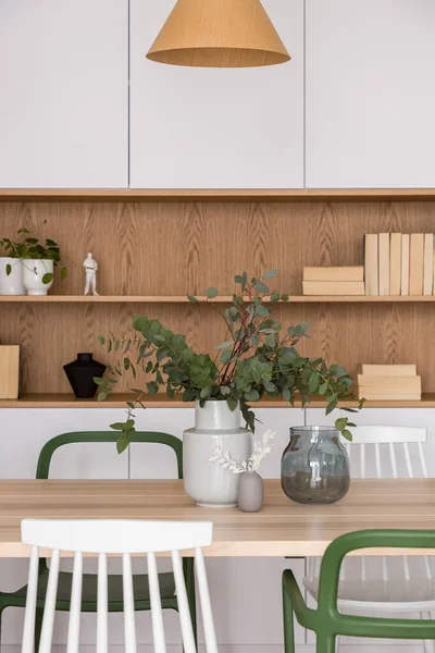 Stilvolle Wohnkultur Mit Einfachem Holz Esstisch Diversen Stühlen Und Schönem — Stockfoto