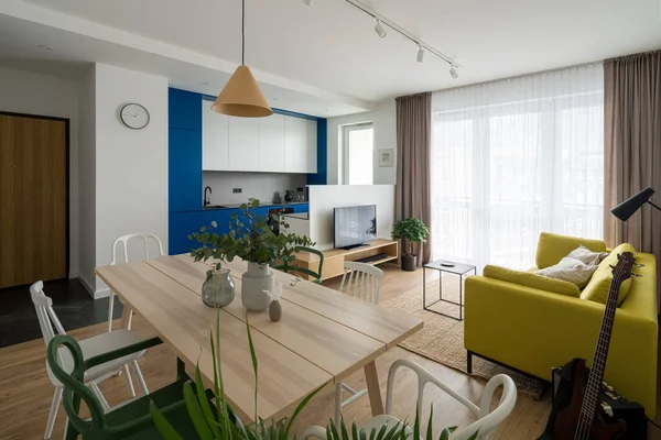 Longo Mesa Jantar Madeira Com Cadeiras Diferentes Apartamento Moderno Com — Fotografia de Stock