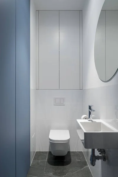Современный Дизайн Ванной Комнате Белыми Синими Стенами Большим Круглым Зеркалом — стоковое фото