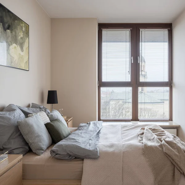 Dormitorio Soleado Agradable Con Cama Cómoda Con Ropa Cama Elegante — Foto de Stock