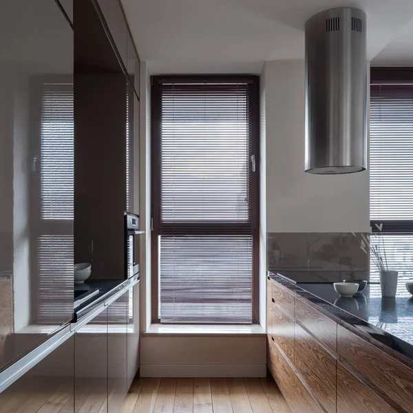 Großes Fenster Mit Jalousien Langer Und Dunkler Küche Mit Modernen — Stockfoto