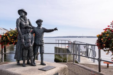 Annie Moore Anıtı, Cobh, County Cork, İrlanda 'da bulunan heykel