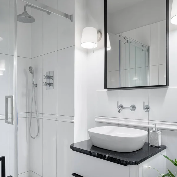 Banheiro Pequeno Elegante Com Chuveiro Atrás Parede Vidro Lavatório Elegante — Fotografia de Stock