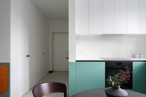 Cozinha Moderna Com Armários Brancos Verdes Azulejos Backsplash Branco Mesa — Fotografia de Stock