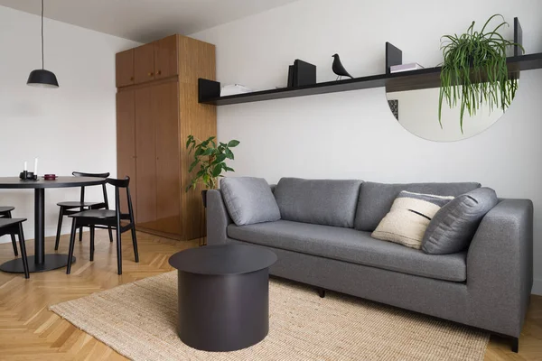 Eklektisches Wohnzimmer Mit Vintage Kleiderschrank Modernem Esstisch Mit Stühlen Und — Stockfoto
