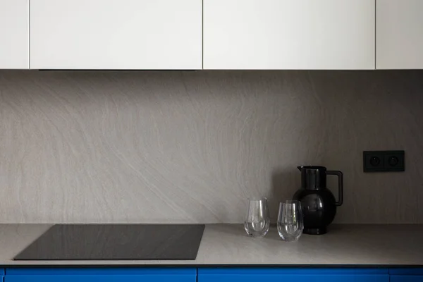 Enkel Grå Köksbänk Och Grå Backsplash Med Svart Induktionshäll Och — Stockfoto