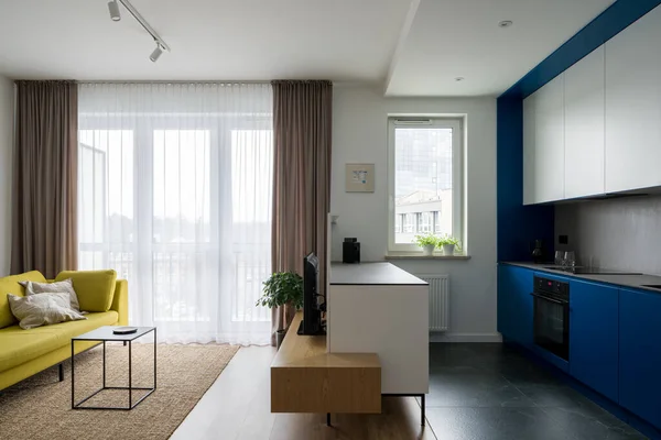 Offene Studiowohnung Mit Gelber Couch Wohnzimmer Und Modernen Blau Weißen — Stockfoto