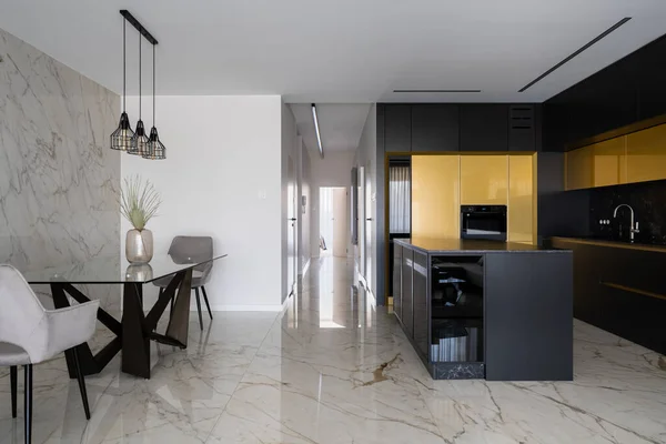 Cozinha Moderna Com Mobiliário Preto Dourado Piso Mármore Grande Ilha — Fotografia de Stock