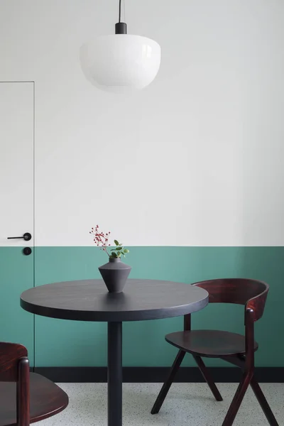 Einfaches Und Stilvolles Esszimmer Mit Modernem Rundem Tisch Und Zwei — Stockfoto