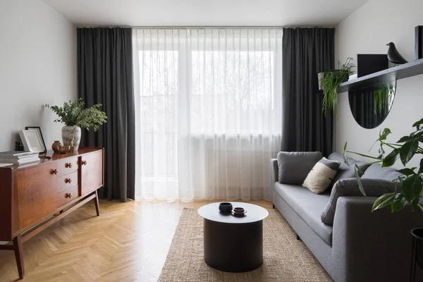 Eklektisk Design Lille Stue Med Moderne Sofa Sofabord Dekorationer Modsat - Stock-foto