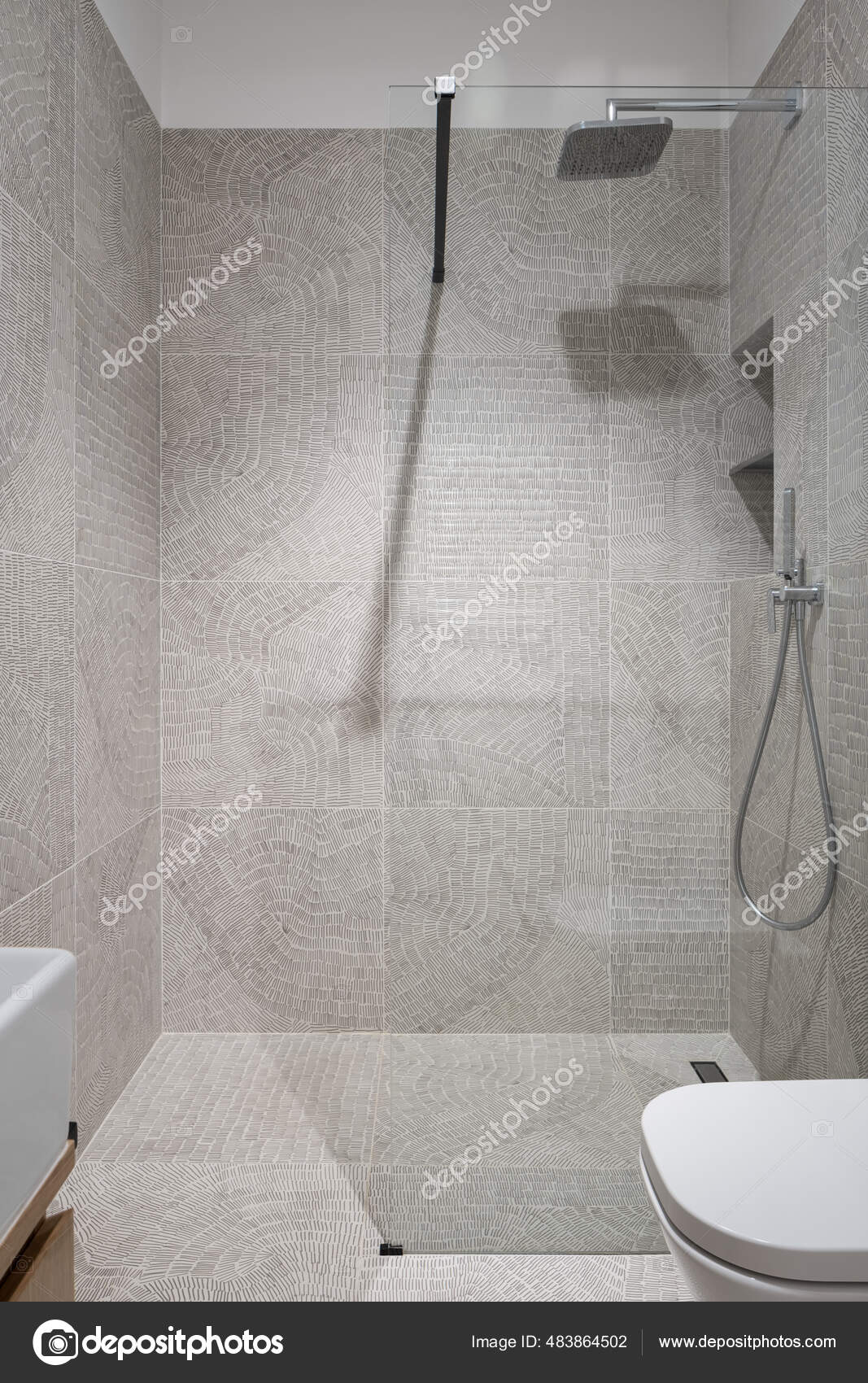 Amplia Ducha Con Pared Vidrio Pequeno Cuarto Bano Con Azulejos Fotografia De Stock C In4mal 483864502 Depositphotos