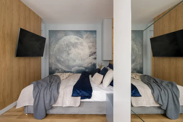 Malá Ložnice Velkou Pohodlnou Postelí Dřevěné Zdi Tapety Měsícem — Stock fotografie