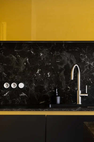 Silver Tap Black Sink Modern Kitchen Black Gold Cupboards Marble — Stok fotoğraf