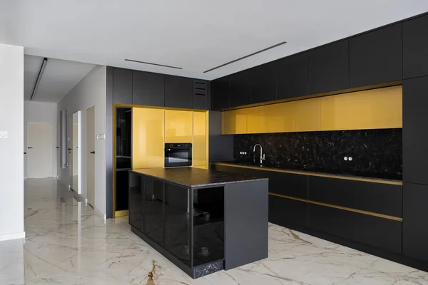 Spacious Luxury Kitchen Marble Floor Black Golden Cupboards Stylish Kitchen — Stok fotoğraf