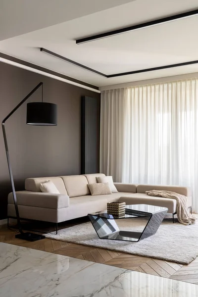 Elegant Living Room Stylish Beige Corner Sofa Modern Coffee Table — 스톡 사진