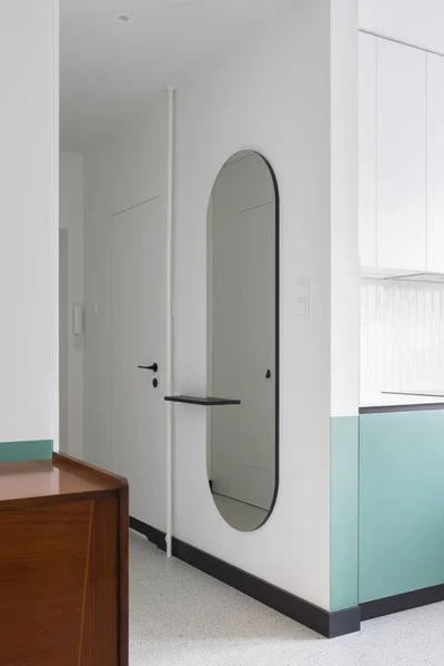 Moderne Ovale Spiegel Appartement Gang Met Witte Deuren Terrazzo Vloer — Stockfoto