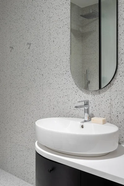 Cuarto Baño Moderno Con Lavabo Oval Espejo Armario Azulejos Terrazo — Foto de Stock