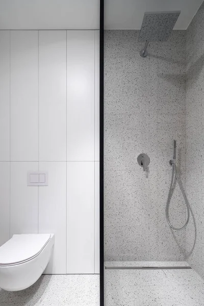 Nowoczesne Proste Wnętrze Łazienki Lazurową Płytką Kabinach Prysznicowych Obok Toalety — Zdjęcie stockowe