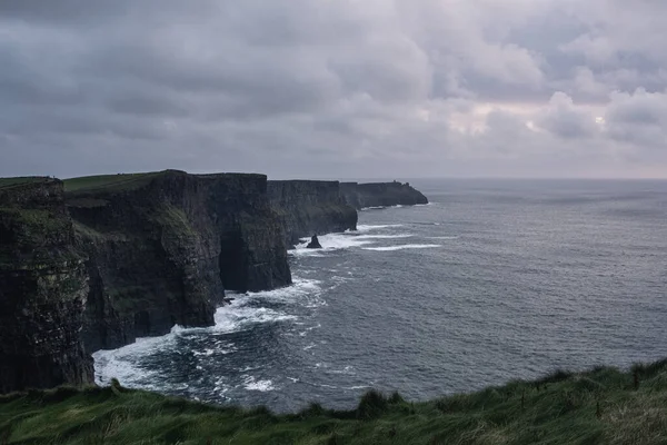 Nubes Oscuras Sobre Increíbles Acantilados Moher Mar Agitado Irlanda —  Fotos de Stock