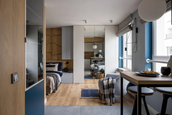现代时尚的单人间公寓 房间向厨房开放 有餐桌 — 图库照片