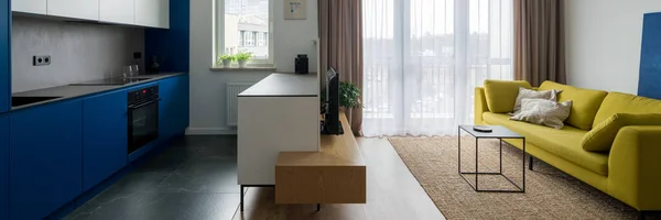 Panorama Der Modern Gestalteten Studio Wohnung Mit Küche Mit Blauen — Stockfoto