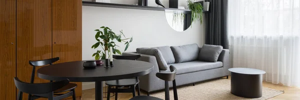Wohnzimmerpanorama Eklektischen Stil Mit Modernem Schwarzem Esstisch Mit Stühlen Stilvoller — Stockfoto
