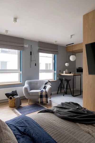 Apartamento Estúdio Moderno Pequeno Com Quarto Aberto Para Cozinha Poltrona — Fotografia de Stock