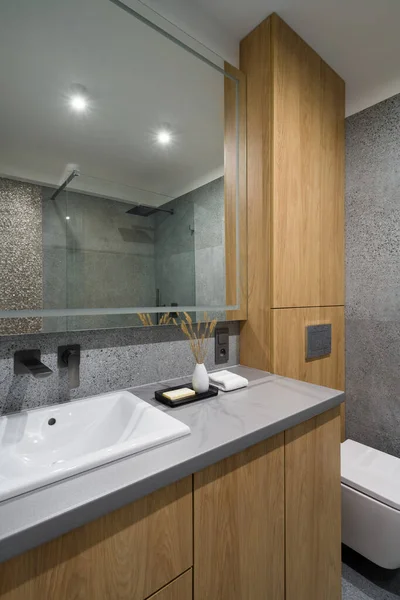 Cuarto Baño Moderno Con Azulejos Terrazo Espejo Grande Por Encima — Foto de Stock