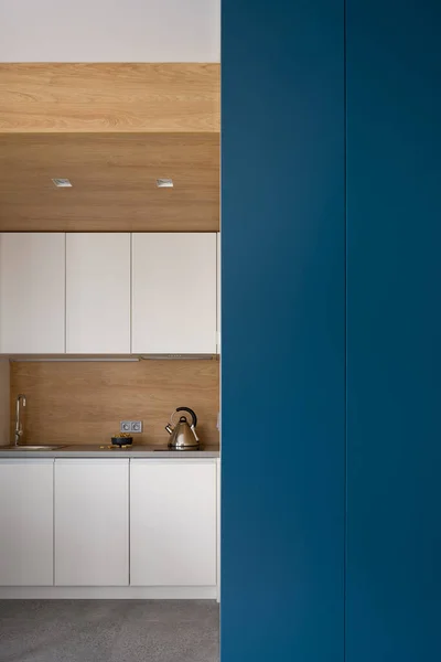 Stylová Kuchyň Dřevěným Stropem Žulovou Podlahou Bílým Nábytkem Námořně Modrou — Stock fotografie