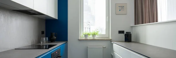 Panorama Wąskiej Nowoczesnej Kuchni Oknem Szarymi Blatami Stylowo Niebiesko Białymi — Zdjęcie stockowe