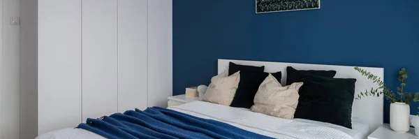 Панорама Уютной Спальни Большим Белым Шкафом Уютной Кроватью Современной Синей — стоковое фото