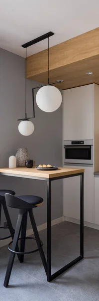Panorama Vertical Cozinha Elegante Com Mobiliário Branco Ladrilhos Granito Pequena — Fotografia de Stock
