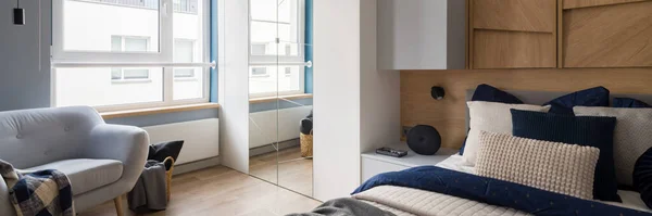 Панорама Просторої Спальні Зручним Ліжком Красивою Постільною Білизною Великим Вікном — стокове фото